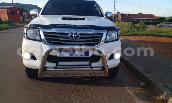 Sayi Na hannu Toyota Hilux White Mota in Butha–Buthe a Thaba-Tseka