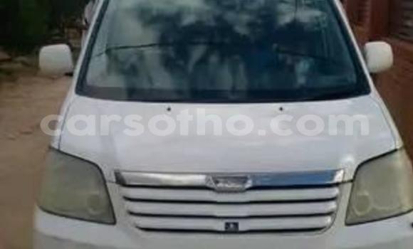 Sayi Na hannu Toyota Noah White Mota in Maseru a Maseru