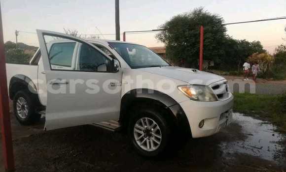 اشتري مستعمل Toyota Hilux White سيارة في Mafeteng في Mafeteng