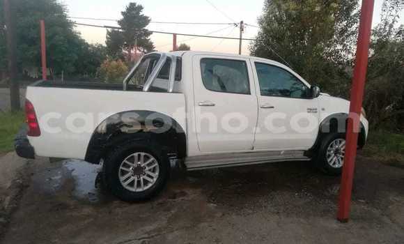Sayi Na hannu Toyota Hilux White Mota in Mafeteng a Mafeteng Sayi Na hannu Toyota Hilux White Mota in Mafeteng a Mafeteng
