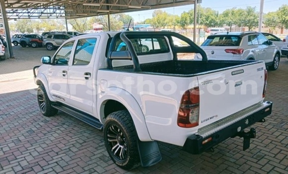 Sayi Na hannu Toyota Hilux White Mota in Maputsoe a Leribe Sayi Na hannu Toyota Hilux White Mota in Maputsoe a Leribe