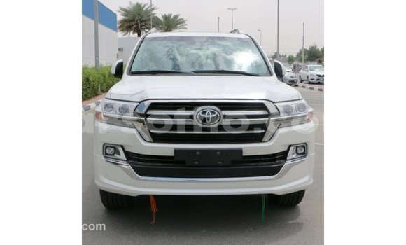 Sayi Imported Toyota Land Cruiser White Mota in Import - Dubai a Maseru Sayi Imported Toyota Land Cruiser White Mota in Import - Dubai a Maseru