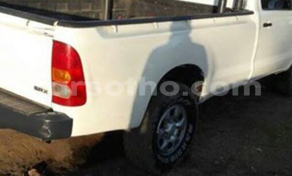 Sayi Na hannu Toyota Hilux White Mota in Maseru a Maseru