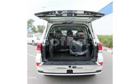 Sayi Imported Toyota Land Cruiser White Mota in Import - Dubai a Maseru Sayi Imported Toyota Land Cruiser White Mota in Import - Dubai a Maseru