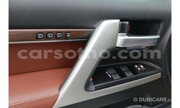 Sayi Imported Toyota Land Cruiser White Mota in Import - Dubai a Maseru Sayi Imported Toyota Land Cruiser White Mota in Import - Dubai a Maseru