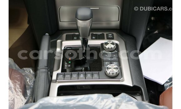 Sayi Imported Toyota Land Cruiser White Mota in Import - Dubai a Maseru Sayi Imported Toyota Land Cruiser White Mota in Import - Dubai a Maseru