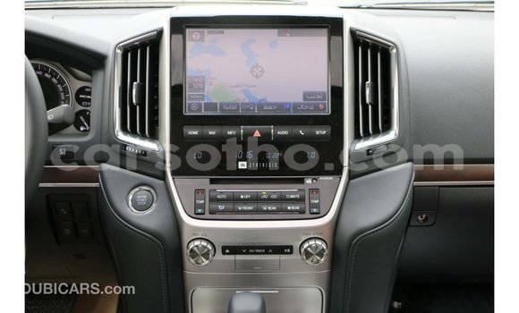 Sayi Imported Toyota Land Cruiser White Mota in Import - Dubai a Maseru Sayi Imported Toyota Land Cruiser White Mota in Import - Dubai a Maseru