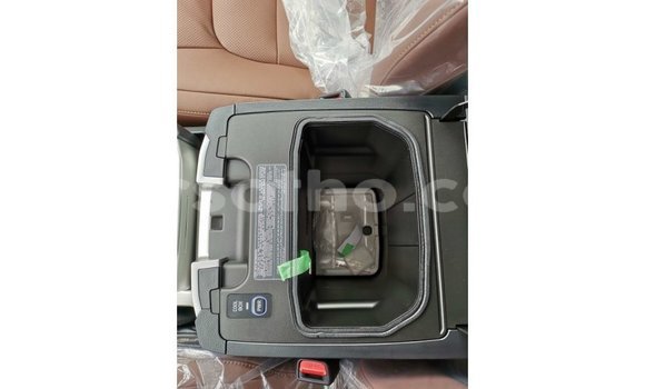 Sayi Imported Toyota Land Cruiser White Mota in Import - Dubai a Maseru Sayi Imported Toyota Land Cruiser White Mota in Import - Dubai a Maseru