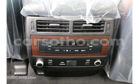 Sayi Imported Toyota Land Cruiser White Mota in Import - Dubai a Maseru Sayi Imported Toyota Land Cruiser White Mota in Import - Dubai a Maseru