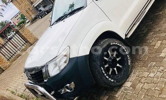 اشتري مستعمل Toyota 4Runner White سيارة في Maputsoa في Leribe