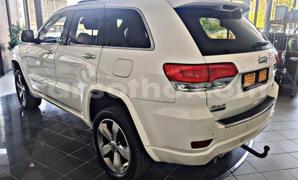 Sayi Na hannu Jeep Grand Cherokee White Mota in Maseru a Maseru Sayi Na hannu Jeep Grand Cherokee White Mota in Maseru a Maseru