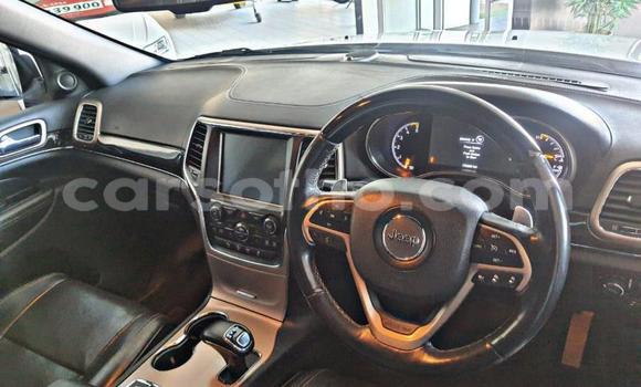 Sayi Na hannu Jeep Grand Cherokee White Mota in Maseru a Maseru Sayi Na hannu Jeep Grand Cherokee White Mota in Maseru a Maseru