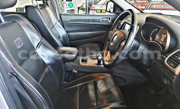 Sayi Na hannu Jeep Grand Cherokee White Mota in Maseru a Maseru Sayi Na hannu Jeep Grand Cherokee White Mota in Maseru a Maseru