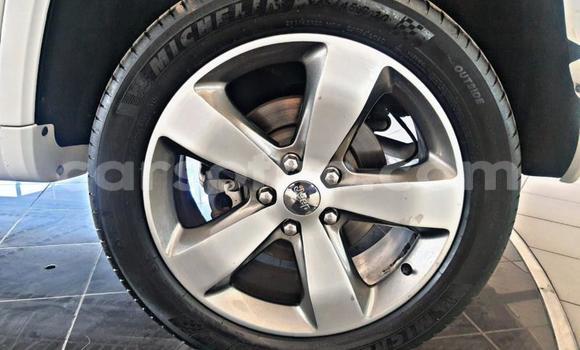Sayi Na hannu Jeep Grand Cherokee White Mota in Maseru a Maseru Sayi Na hannu Jeep Grand Cherokee White Mota in Maseru a Maseru