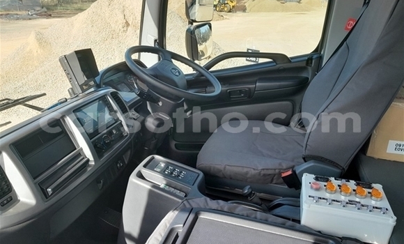 Sayi Na hannu Hino 300 Series White Babbar mota in Maseru a Maseru Sayi Na hannu Hino 300 Series White Babbar mota in Maseru a Maseru