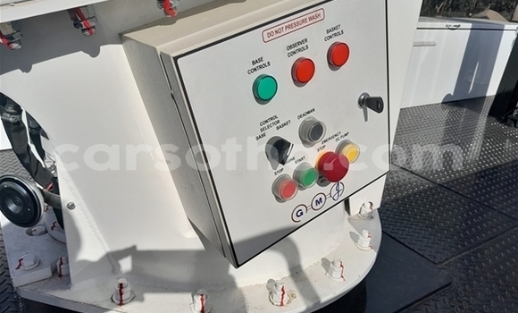 Sayi Na hannu Hino 300 Series White Babbar mota in Maseru a Maseru Sayi Na hannu Hino 300 Series White Babbar mota in Maseru a Maseru