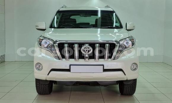 اشتري مستعمل Toyota Land Cruiser Prado White سيارة في Maseru في Maseru