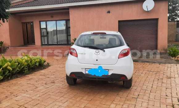 اشتري مستعمل Mazda 2 White سيارة في Import - Dubai في Maseru