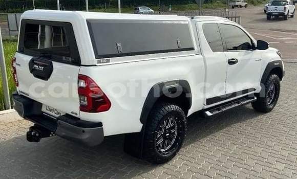 Sayi Na hannu Toyota Hilux White Mota in Maseru a Maseru Sayi Na hannu Toyota Hilux White Mota in Maseru a Maseru