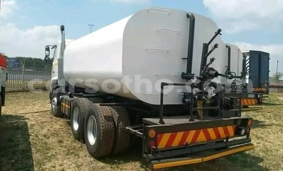 Sayi Na hannu Hino 300 Series White Babbar mota in Maseru a Maseru Sayi Na hannu Hino 300 Series White Babbar mota in Maseru a Maseru