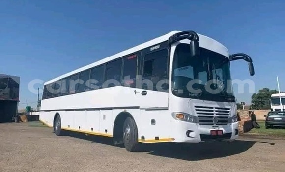 Sayi Na hannu Hino 300 Series White Babbar mota in Maseru a Maseru Sayi Na hannu Hino 300 Series White Babbar mota in Maseru a Maseru