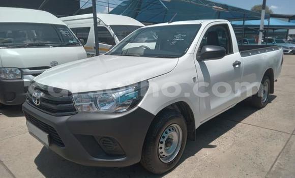 Sayi Na hannu Toyota Hilux White Mota in Maseru a Maseru