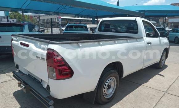 Sayi Na hannu Toyota Hilux White Mota in Maseru a Maseru Sayi Na hannu Toyota Hilux White Mota in Maseru a Maseru