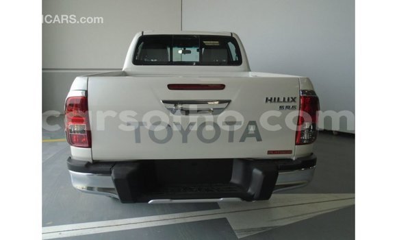 Sayi Imported Toyota Hilux White Mota in Import - Dubai a Maseru Sayi Imported Toyota Hilux White Mota in Import - Dubai a Maseru