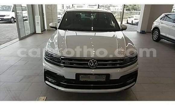Sayi Na hannu Volkswagen Tiguan White Mota in Maseru a Maseru
