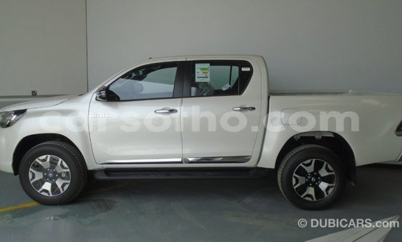 Sayi Imported Toyota Hilux White Mota in Import - Dubai a Maseru Sayi Imported Toyota Hilux White Mota in Import - Dubai a Maseru