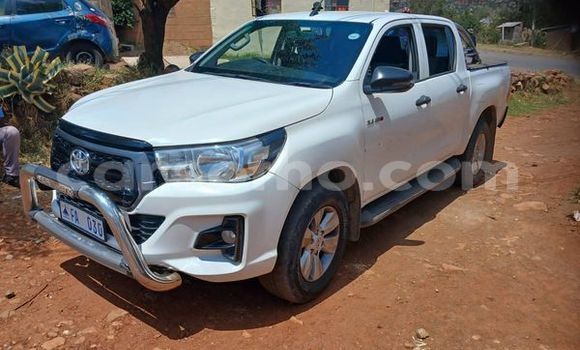Sayi Na hannu Toyota Hilux White Mota in Maputsoe a Leribe