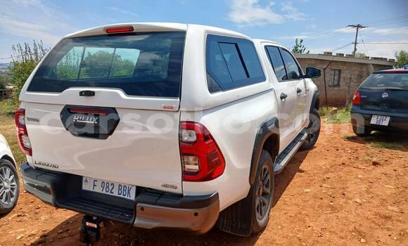Sayi Na hannu Toyota Hilux White Mota in Maputsoe a Leribe Sayi Na hannu Toyota Hilux White Mota in Maputsoe a Leribe