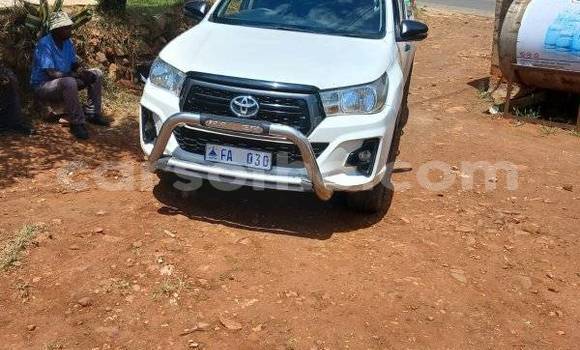 Sayi Na hannu Toyota Hilux White Mota in Maputsoe a Leribe Sayi Na hannu Toyota Hilux White Mota in Maputsoe a Leribe