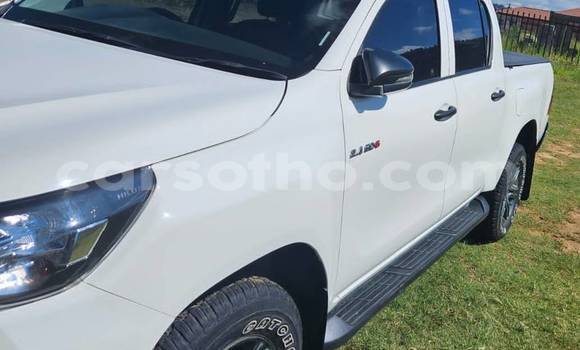 Sayi Na hannu Toyota Hilux White Mota in Import - Dubai a Maseru Sayi Na hannu Toyota Hilux White Mota in Import - Dubai a Maseru
