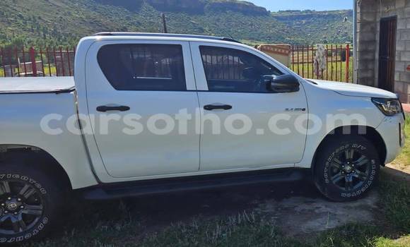 Sayi Na hannu Toyota Hilux White Mota in Import - Dubai a Maseru Sayi Na hannu Toyota Hilux White Mota in Import - Dubai a Maseru