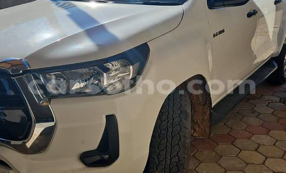 Sayi Na hannu Toyota Hilux White Mota in Import - Dubai a Maseru Sayi Na hannu Toyota Hilux White Mota in Import - Dubai a Maseru