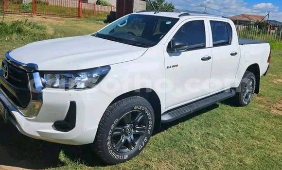 Sayi Na hannu Toyota Hilux White Mota in Import - Dubai a Maseru Sayi Na hannu Toyota Hilux White Mota in Import - Dubai a Maseru