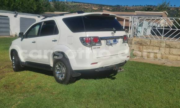 Sayi Na hannu Toyota Fortuner White Mota in Mafeteng a Mafeteng Sayi Na hannu Toyota Fortuner White Mota in Mafeteng a Mafeteng