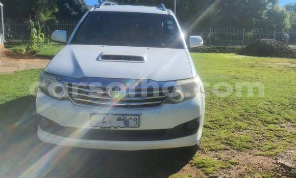 Sayi Na hannu Toyota Fortuner White Mota in Mafeteng a Mafeteng Sayi Na hannu Toyota Fortuner White Mota in Mafeteng a Mafeteng