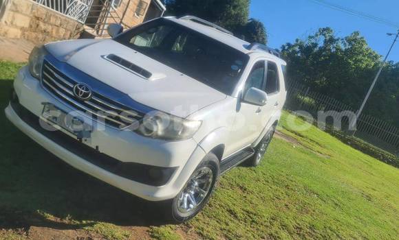 Sayi Na hannu Toyota Fortuner White Mota in Mafeteng a Mafeteng Sayi Na hannu Toyota Fortuner White Mota in Mafeteng a Mafeteng