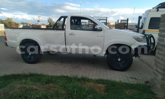 Sayi Na hannu Toyota Hilux White Mota in Mafeteng a Mafeteng Sayi Na hannu Toyota Hilux White Mota in Mafeteng a Mafeteng