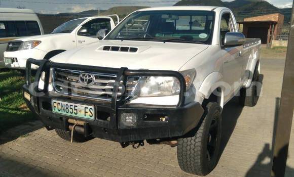 Sayi Na hannu Toyota Hilux White Mota in Mafeteng a Mafeteng Sayi Na hannu Toyota Hilux White Mota in Mafeteng a Mafeteng