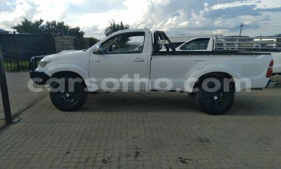 Sayi Na hannu Toyota Hilux White Mota in Mafeteng a Mafeteng Sayi Na hannu Toyota Hilux White Mota in Mafeteng a Mafeteng