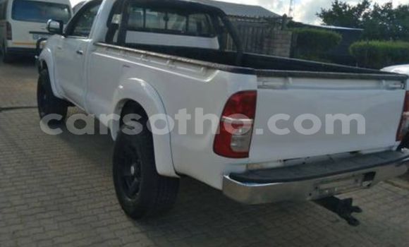 Sayi Na hannu Toyota Hilux White Mota in Mafeteng a Mafeteng Sayi Na hannu Toyota Hilux White Mota in Mafeteng a Mafeteng