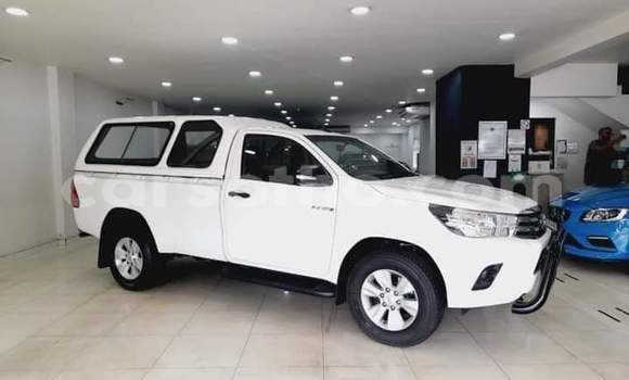 Sayi Na hannu Toyota Hilux White Mota in Maseru a Maseru Sayi Na hannu Toyota Hilux White Mota in Maseru a Maseru