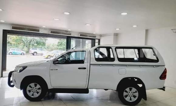 Sayi Na hannu Toyota Hilux White Mota in Maseru a Maseru Sayi Na hannu Toyota Hilux White Mota in Maseru a Maseru