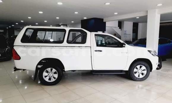 Sayi Na hannu Toyota Hilux White Mota in Maseru a Maseru Sayi Na hannu Toyota Hilux White Mota in Maseru a Maseru