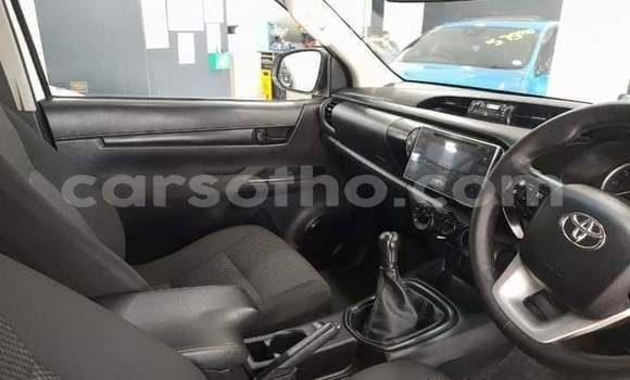 Sayi Na hannu Toyota Hilux White Mota in Maseru a Maseru Sayi Na hannu Toyota Hilux White Mota in Maseru a Maseru