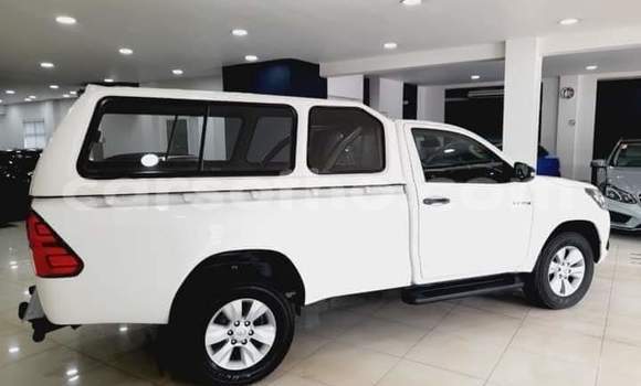 Sayi Na hannu Toyota Hilux White Mota in Maseru a Maseru Sayi Na hannu Toyota Hilux White Mota in Maseru a Maseru