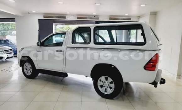Sayi Na hannu Toyota Hilux White Mota in Maseru a Maseru Sayi Na hannu Toyota Hilux White Mota in Maseru a Maseru
